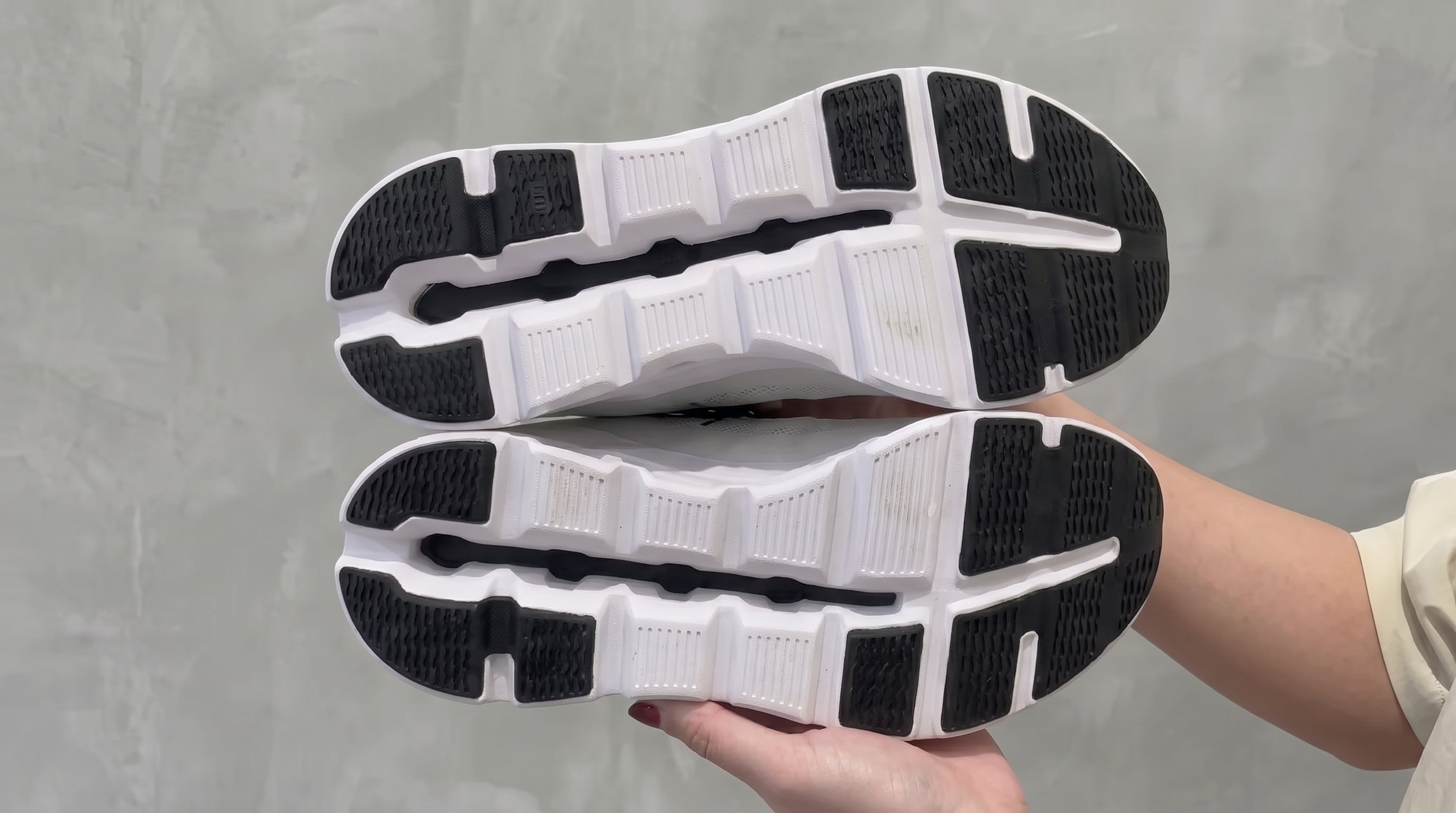 On Cloudmonster 2 – Baskets Running Blanc & Noir