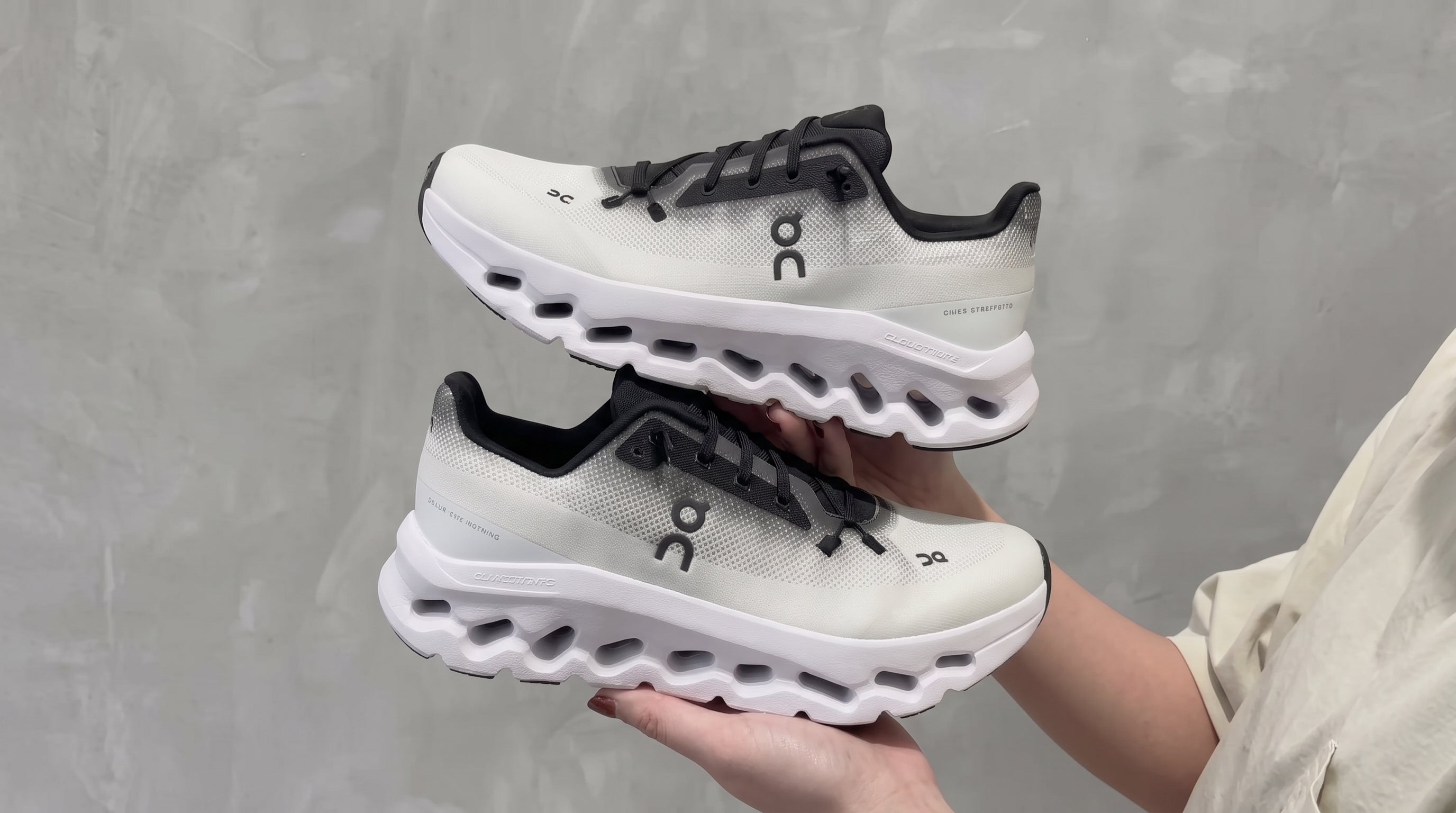 On Cloudmonster 2 – Baskets Running Blanc & Noir